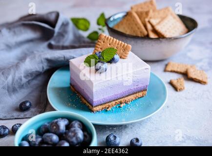 Köstliche No Bake Blaubeeren Käsekuchen gekrönt mit frischen Beeren Stockfoto