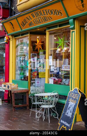 The Arjuna Wholewood Shop in Mill Road, Petersfield Cambridge, eine Gegend unabhängiger Geschäfte und Restaurants. Arjuna verkauft Bio- und vegitäre Waren. Stockfoto