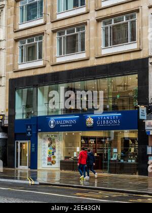 Stanley Gibbons und Baldwins Showroom und Hauptsitz in 399 The Strand London. Stanley Gibbons ist der am längsten etablierte seltene Briefmarkenhändler der Welt. Stockfoto