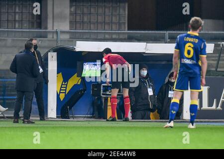 Marcantonio Bentegodi Stadion, Verona, Italien, 15 Feb 2021, der Schiedsrichter des Spiels Luca Massimi bei der VAR während Hellas Verona vs Parma Calcio, Italienische Fußball Serie A Spiel - Foto Ettore Griffoni / LM Stockfoto