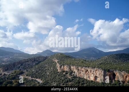 Luftaufnahme von grasbewachsenen Berghängen an einem Sommertag. Stockfoto