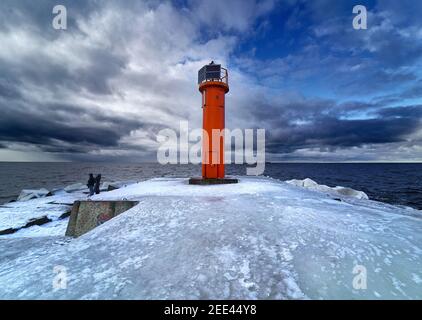 Winter am Ufer der Ostsee. Leuchtturm im Eis Stockfoto