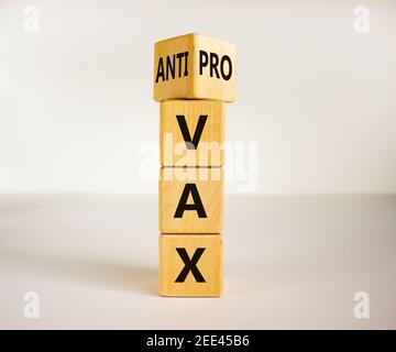 Pro-vax- oder Anti-vax-Symbol. Wurde ein Würfel gedreht, und die Wörter „anti-vax“ wurden in „pro-vax“ geändert. Schöner weißer Hintergrund. Speicherplatz kopieren. Business, medizinische covid-19 p Stockfoto