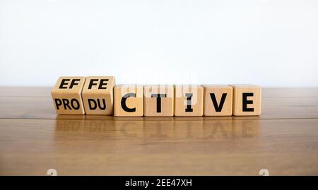 Effektives und produktives Symbol. Gedreht Holzwürfel, änderte das Wort "produktiv" zu "effektiv". Schöner Holztisch, weißer Hintergrund, Kopie Spa Stockfoto