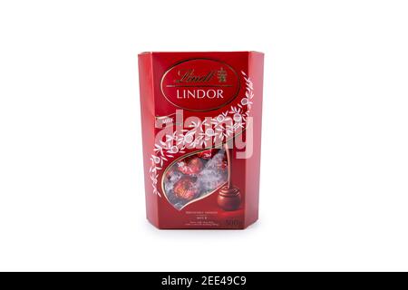 Eine Schachtel Lindt Lindor Schokoladentrüffel auf weißem Hintergrund. Stockfoto