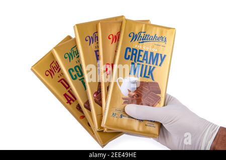 Päckchen mit verschiedenen Pralinen in isoliertem Hintergrund Stockfoto