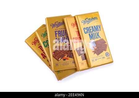Päckchen mit verschiedenen Pralinen in isoliertem Hintergrund Stockfoto