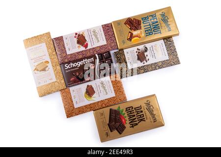 Päckchen mit verschiedenen Pralinen in isoliertem Hintergrund Stockfoto
