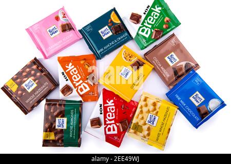 Päckchen mit verschiedenen Pralinen in isoliertem Hintergrund Stockfoto