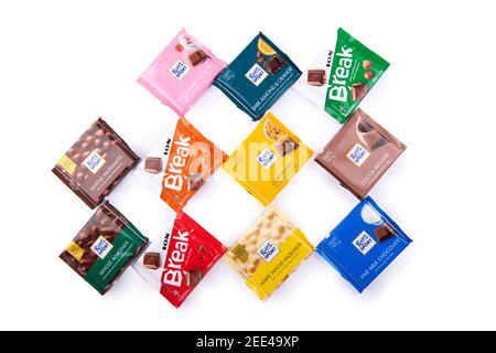 Päckchen mit verschiedenen Pralinen in isoliertem Hintergrund Stockfoto