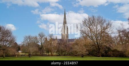 Panoramablick auf die Salisbury Cathedral von Harnham Water Meadows in Salisbury, Wiltshire, Großbritannien am 15. Februar 2021 Stockfoto