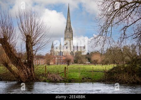 Blick auf die Salisbury Cathedral von Harnham Water Meadows in Salisbury, Wiltshire, Großbritannien am 15. Februar 2021 Stockfoto