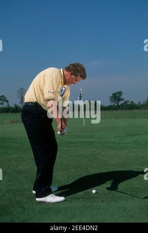 Colin Montgomerie spielt Pitch Shot mit lob Wedge not Green, Florida, USA, 1999. Obligatorische Gutschrift: Nick Walker/Sport Picture Library. Stockfoto