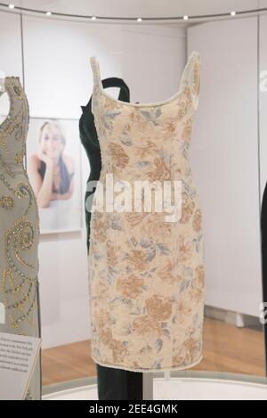 Catherine Walker entwarf ein Kleid, das auf der Ausstellung Diana: Her Fashion Story im Kensington Palace in London ausgestellt wurde. Bilddatum: Mittwoch, 22nd. Februar 2017. Bildnachweis sollte lauten: © DavidJensen Stockfoto