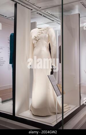 Catherine Walker entwarf ein Kleid, das auf der Ausstellung Diana: Her Fashion Story im Kensington Palace in London ausgestellt wurde. Bilddatum: Mittwoch, 22nd. Februar 2017. Bildnachweis sollte lauten: © DavidJensen Stockfoto