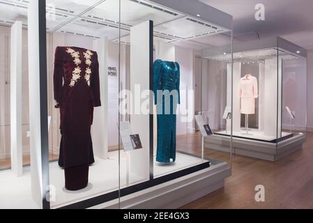 Catherine Walker entwarf ein Kleid, das auf der Ausstellung Diana: Her Fashion Story im Kensington Palace in London ausgestellt wurde. Bilddatum: Mittwoch, 22nd. Februar 2017. Bildnachweis sollte lauten: © DavidJensen Stockfoto