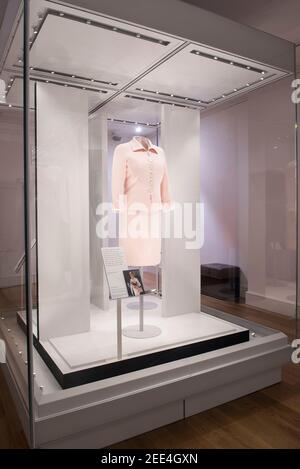 Catherine Walker entwarf ein Kleid, das auf der Ausstellung Diana: Her Fashion Story im Kensington Palace in London ausgestellt wurde. Bilddatum: Mittwoch, 22nd. Februar 2017. Bildnachweis sollte lauten: © DavidJensen Stockfoto