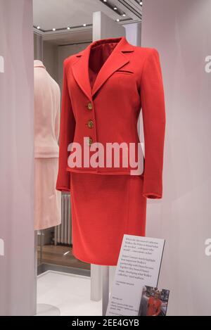 Catherine Walker entwarf ein Kleid, das auf der Ausstellung Diana: Her Fashion Story im Kensington Palace in London ausgestellt wurde. Bilddatum: Mittwoch, 22nd. Februar 2017. Bildnachweis sollte lauten: © DavidJensen Stockfoto