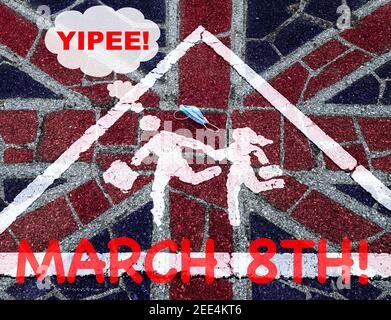 Zurück zur Schulbildung Konzept: Schild auf Straße in der Nähe der Schule mit Gesichtsmaske überlagert, März 8th und Flagge von Großbritannien. Stockfoto
