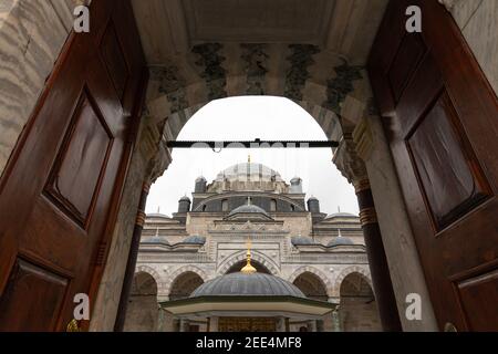 Beyazit Moschee in Istanbul. Innenhof der Moschee. Osmanische Moschee-Architektur. Ramadan und kandil Hintergrund. Stockfoto