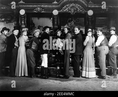 ALLEN JENKINS SAMUEL S. HINDS UNA MERKEL CHARLES WINNINGER MISCHA AUER MARLENE DIETRICH JAMES STEWART BRIAN DONLEVY IRENE HARVEY BILLY GILBERT und WARREN HYMER am Set-Gruppenportrait aufgenommen während der Dreharbeiten zu DESTRY RIDES AGAIN 1939 Regisseur GEORGE MARSHALL Produzent Joe Pasternak Universal Pictures Stockfoto