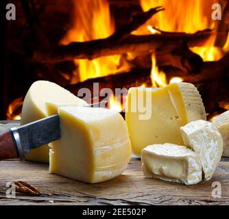 Verschiedene Käsesorten Stockfoto