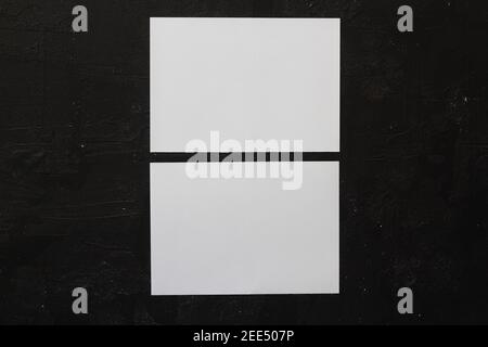 Mock-ups Papier auf schwarzem Hintergrund, weißes Papier Blank Portrait A4. Broschüre Magazin. Verwenden Sie Banner Produkte Visitenkarten zu präsentieren Ihre Stockfoto