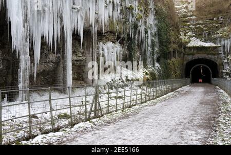 Grabstein Tunnel auf dem Monsal Trail, der sein musste Geschlossen wegen gefährlicher Eiszapfen Stockfoto