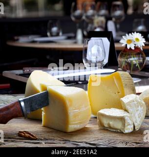 Verschiedene Käsesorten Stockfoto
