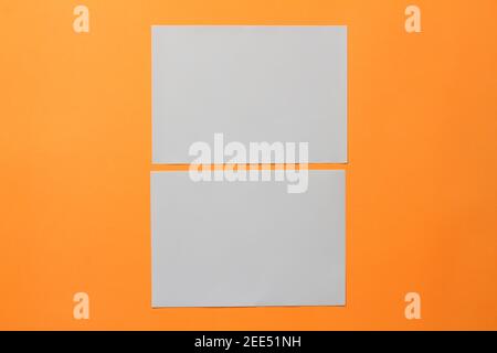 Mock-ups Papier auf orangefarbenem Hintergrund, weißes Papier Blank Portrait A4. Broschüre Magazin. Verwenden Sie Banner Produkte Visitenkarten zu präsentieren Ihre Stockfoto