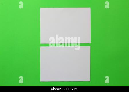 Mock-ups Papier auf grünem Hintergrund, weißes Papier Blank Portrait A4. Broschüre Magazin. Verwenden Sie Banner Produkte Visitenkarten zu präsentieren Ihre Stockfoto