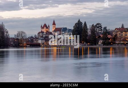 Thun Stadt Altstadt Skyline mit Schloss und Kirche spiegelt sich in der aare bei Nacht mit Beleuchtung, Kanton bern schweiz. Stockfoto
