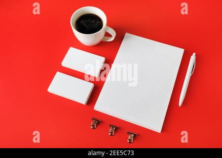 Leeres Büromaterial auf rotem Papierhintergrund. Vorlage für Branding-Design. Branding-Modell. Stockfoto
