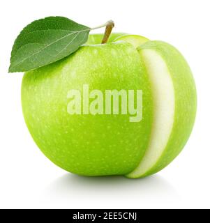 Reifer grüner Apfel mit grünem Blatt und Scheibe isoliert auf Weißer Hintergrund mit Beschneidungspfad Stockfoto