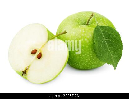 Ganzer reifer grüner Apfel mit Blatt und halb isoliert auf Weißer Hintergrund mit Beschneidungspfad Stockfoto