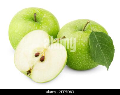 Reife grüne Äpfel mit Apfelblatt und Apfel halb isoliert Auf weißem Hintergrund mit Beschneidungspfad Stockfoto