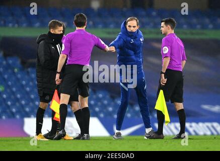 Chelsea-Manager Thomas Tuchel begrüßt die Beamten nach dem Schlusspfiff während des Spiels der Premier League in Stamford Bridge, London. Bilddatum: Montag, 15. Februar 2021. Stockfoto