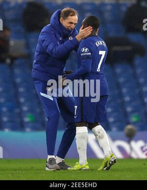 Chelsea-Manager Thomas Tuchel begrüßt N'Golo Kante nach dem Schlusspfiff beim Premier League-Spiel in Stamford Bridge, London. Bilddatum: Montag, 15. Februar 2021. Stockfoto