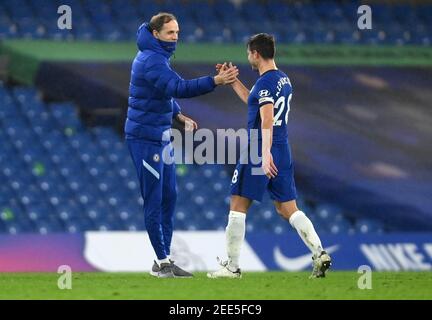 Chelsea-Manager Thomas Tuchel begrüßt Chelseas Cesar Azpilicueta nach dem letzten Pfiff während des Premier League-Spiels in Stamford Bridge, London. Bilddatum: Montag, 15. Februar 2021. Stockfoto