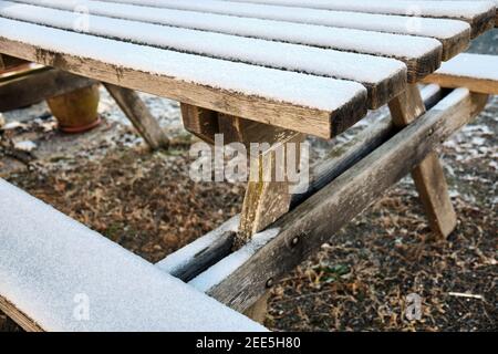 Picknicktisch im Winter mit frischem Schnee bedeckt Stockfoto