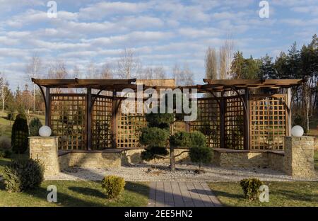 Pavillon zum Entspannen im Park im Winter. Ruhe und Verwüstung. Stockfoto