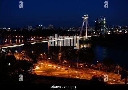 UFO-Turm und Brücke SNP über Donau in Slowakisch Hauptstadt Bratislava bei Nacht Stockfoto