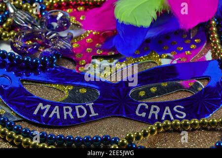 Mardi Gras Gesichtsmasken Mit Schmuck Und Federn Auf Gold Stockfoto