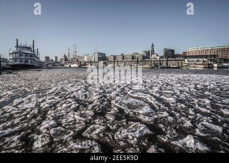 Ein frostiger Wintertag im Hamburger Hafen. Stockfoto