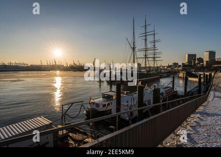 Ein frostiger Wintertag im Hamburger Hafen. Stockfoto