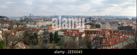 Hochwinkelpanorama zur Mánes-Brücke vom oberen Teil der Alten Burg Treppe in sanftem Sonnenlicht des wolkigen Winternachmittages in Prag, Tschechische Republik. Stockfoto