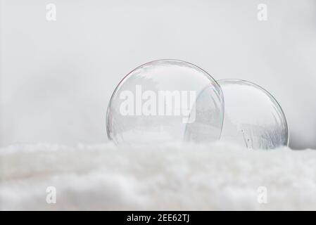 Zwei gefrorene Seifenblasen Einfrieren der niedrigen Temperatur unter Null Auf Schnee Stockfoto