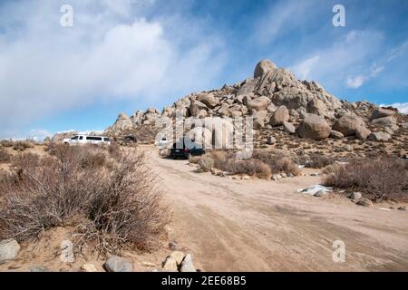 Die Buttermilk Boulders sind ein beliebter Kletterort an den Hängen der Eastern Sierra im Inyo County, CA, USA. Stockfoto