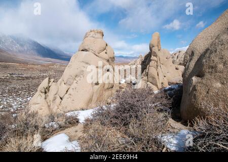 Die Buttermilk Boulders sind ein beliebter Kletterort an den Hängen der Eastern Sierra im Inyo County, CA, USA. Stockfoto