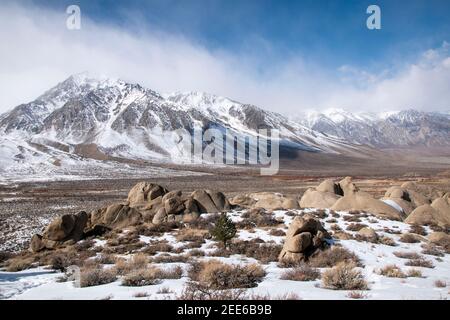 Die Buttermilk Boulders sind ein beliebter Kletterort an den Hängen der Eastern Sierra im Inyo County, CA, USA. Stockfoto